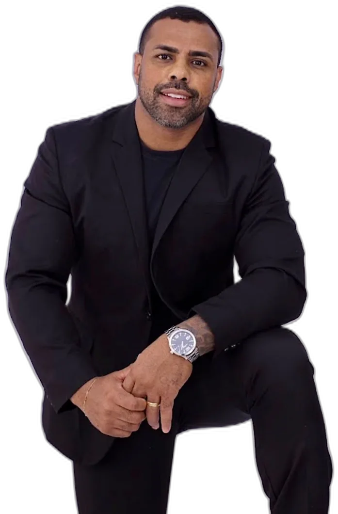 Felipe Rodrigues sorrindo, de blazer preto